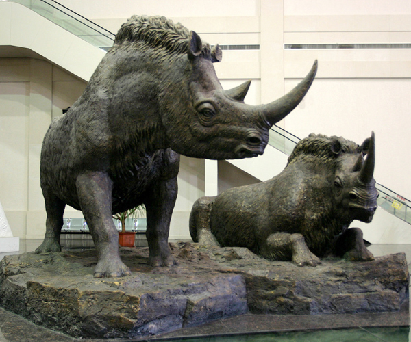 大型铸铜犀牛雕塑